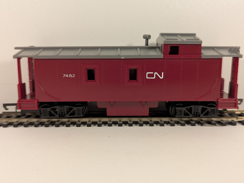 Hornby OO Gauge C.N. Caboose 7482 Canadian National Maroon R.1151