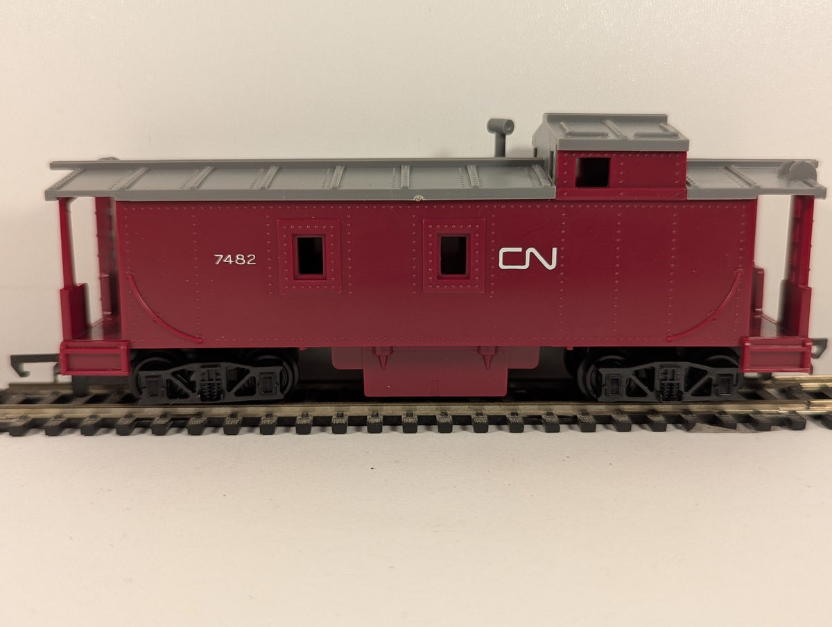 Hornby OO Gauge C.N. Caboose 7482 Canadian National Maroon R.1151