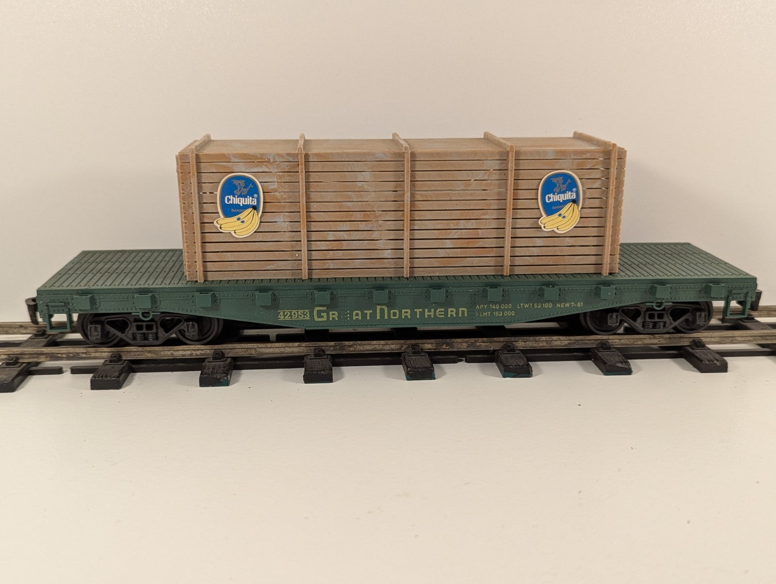 AHM 7301C Great Northern Flat Car with Crate – O Scale