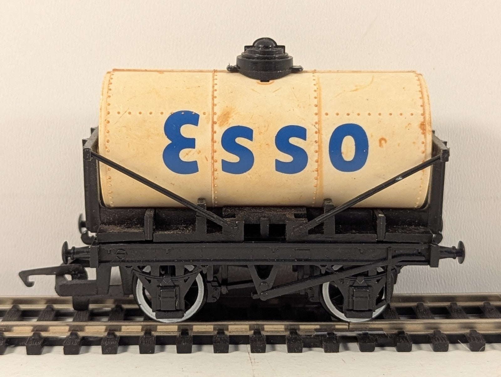 Hornby R713 OO Gauge White Esso Tanker Missing Coupler
