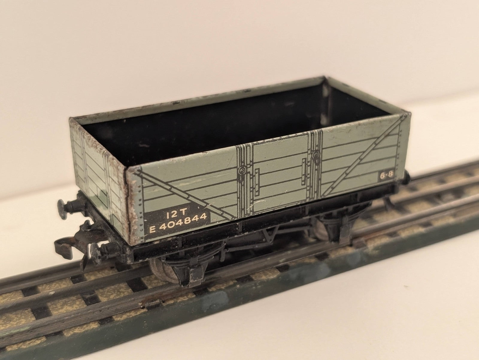 Hornby Dublo 32075 OO Gauge 5 Plank Wagon, with the number E404844