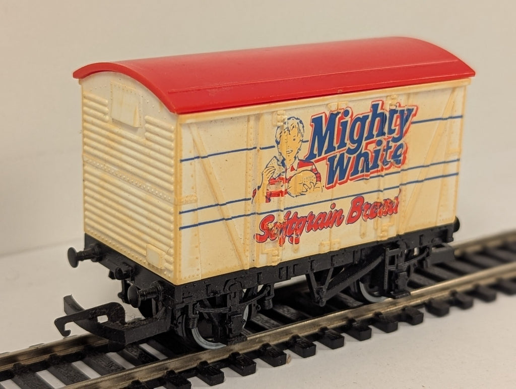 Hornby R726 Mighty White Softgrain Bread Closed Van OO Gauge