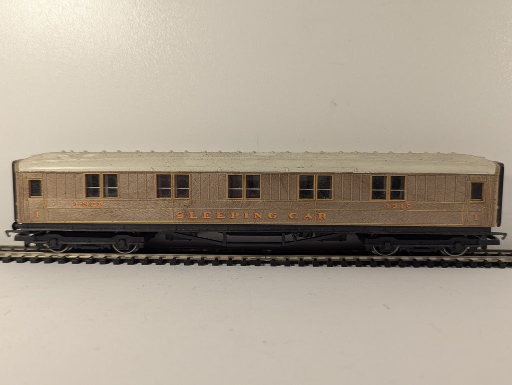 Hornby OO Gauge Gresley Teak First Class Sleeping Car Passenger Coach 1316