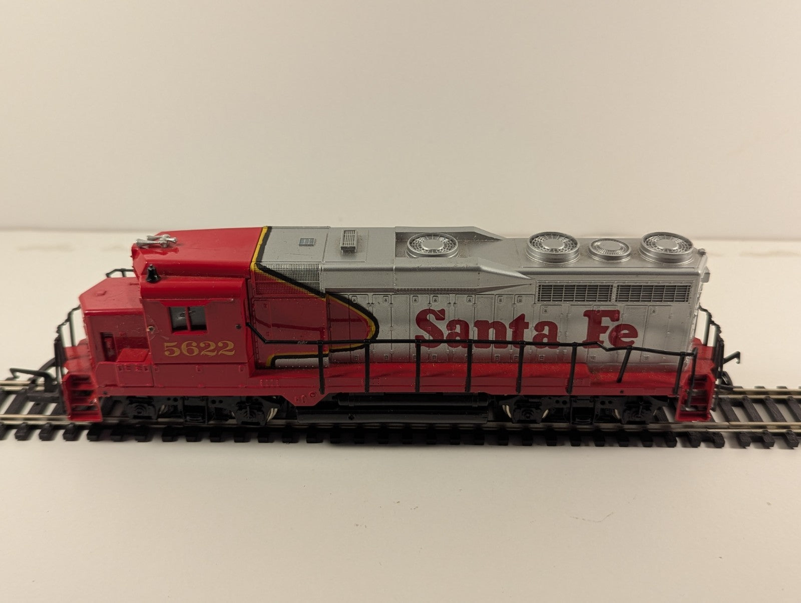 Bachmann HO Scale GP30 Diesel – Santa Fe No. 5622
