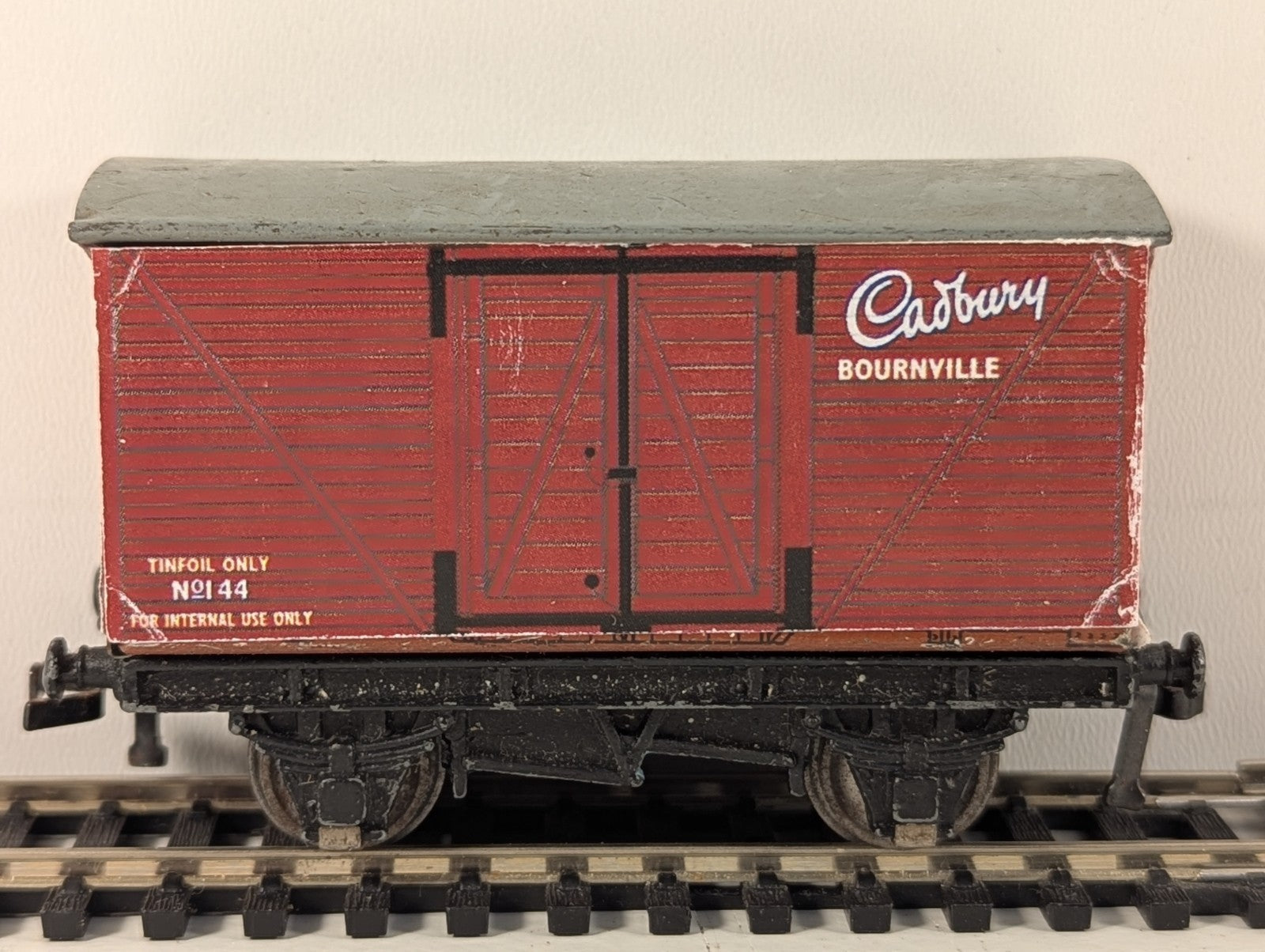 Hornby OO Gauge Cadbury Ventilated Box Van – Scratched Decal