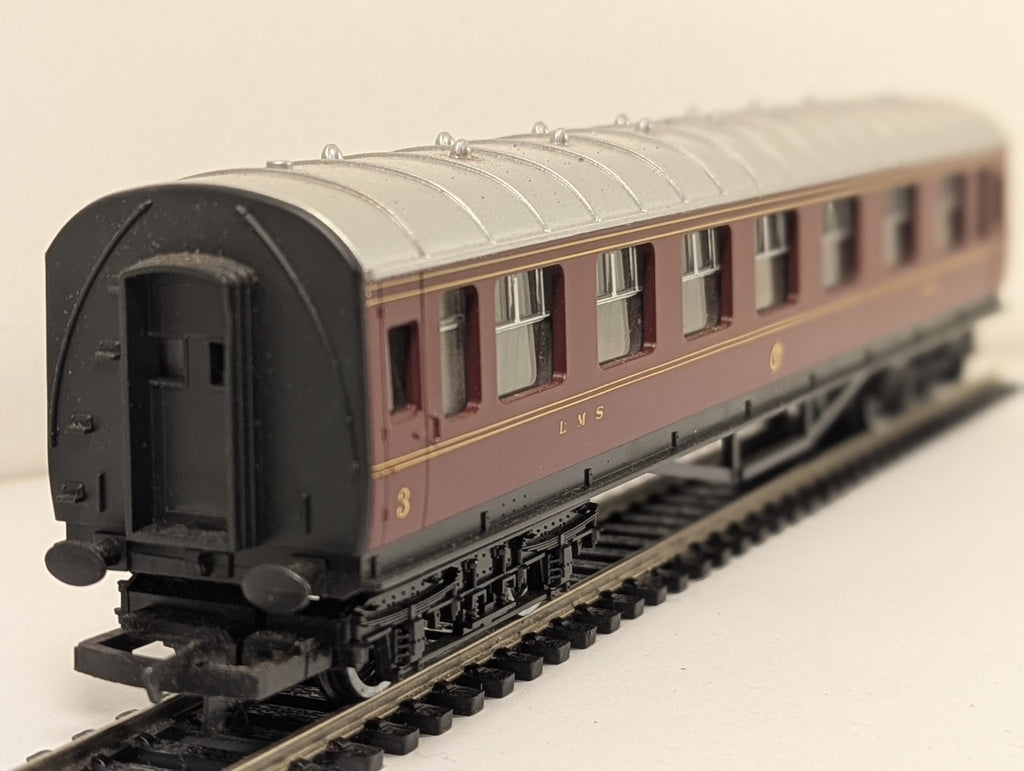 Hornby R474 OO Gauge LMS Composite Coach 4120