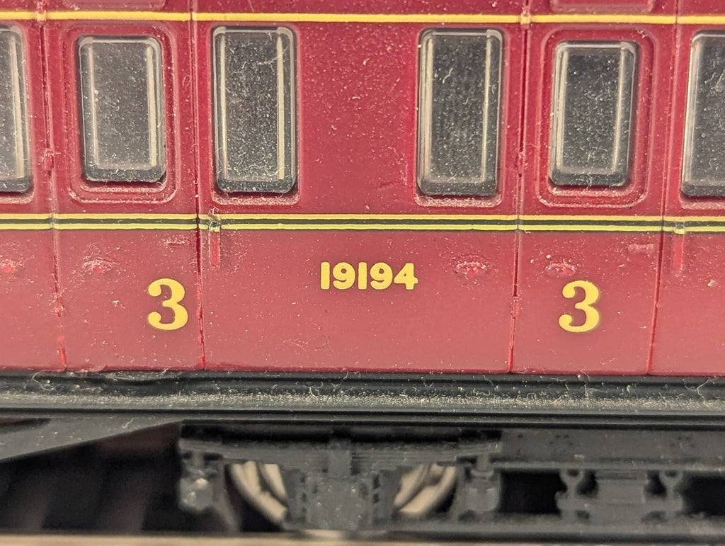 Dapol OO Gauge LMS Non-Corridor Composite Coach Passenger Coach 19194 LMS Maroon
