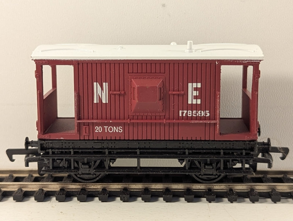 Mainline 37-140 LNER 20 Ton Brake Van Brown OO Gauge