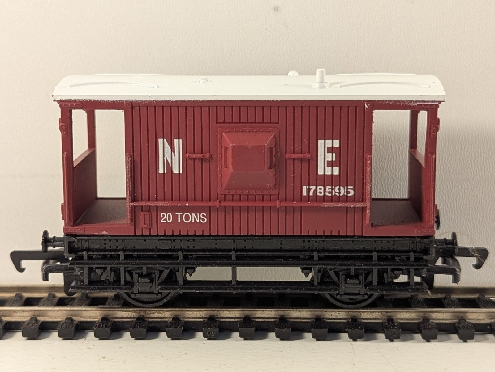 Mainline 37-140 LNER 20 Ton Brake Van Brown OO Gauge