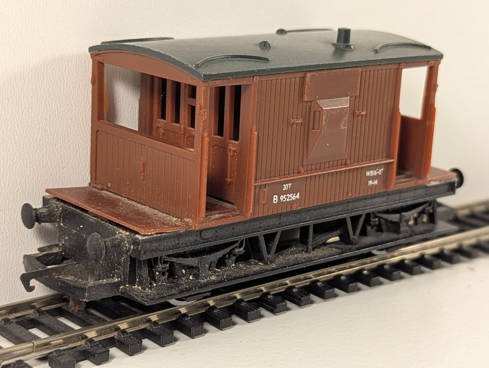 Hornby R1030 used BR Standard 20Ton Brake Van B808733 Brown Unboxed 00 Gauge