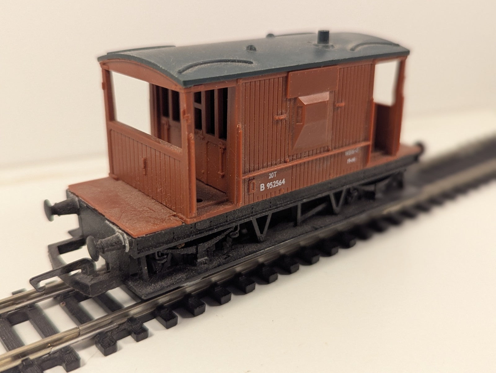 Hornby British Railways (BR) 20-Ton Brake Van – B952564