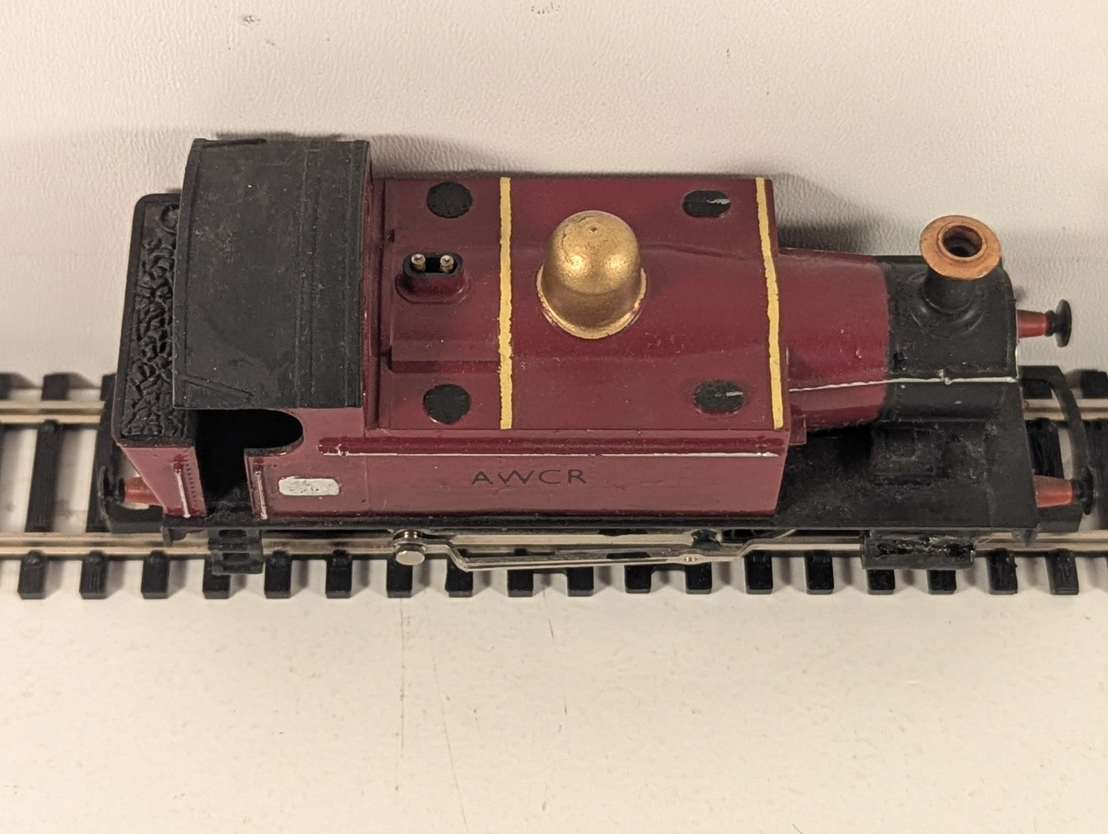 Hornby OO Gauge Holden Class 101 0-4-0T Steam Locomotive Repainted Maroon