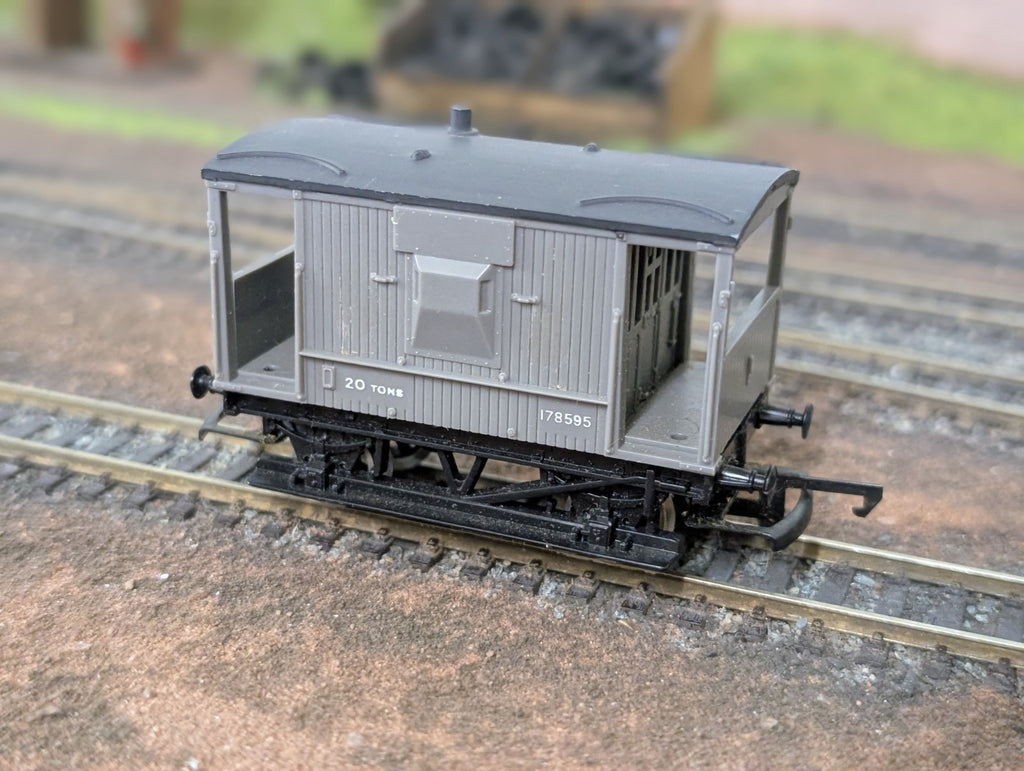 Hornby R215 Brake 20T short brake van in NE grey 178595