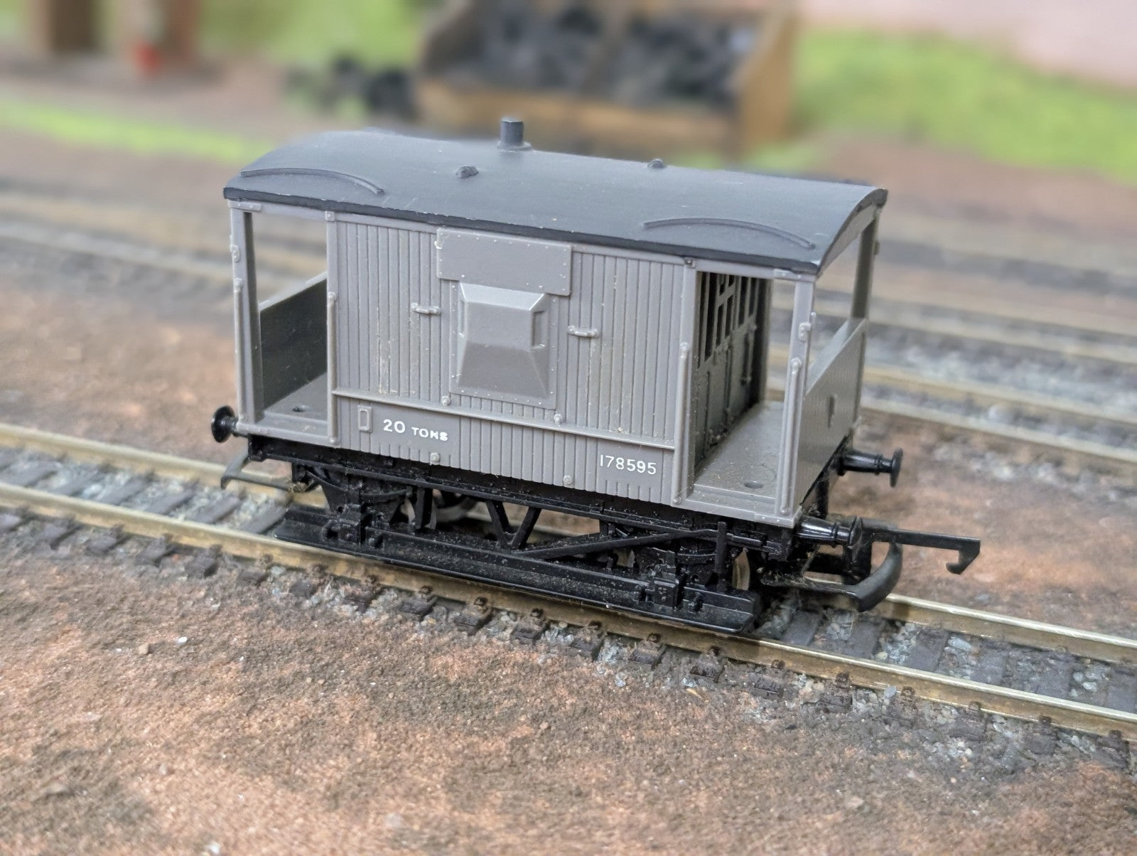 Hornby R215 Brake 20T short brake van in NE grey 178595