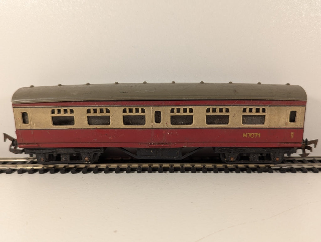 Tri-ang R21 Passenger Coach M7071 – OO Gauge