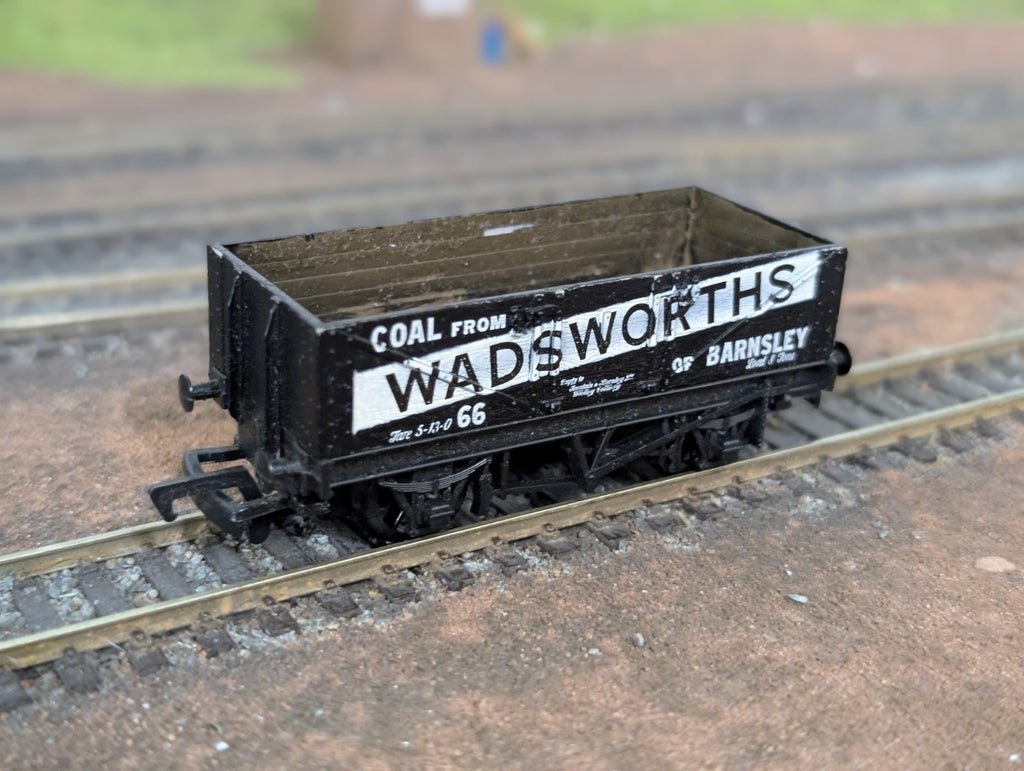 Mainline 37176 5 Plank Wagon Wadsworths 66 black OO Gauge