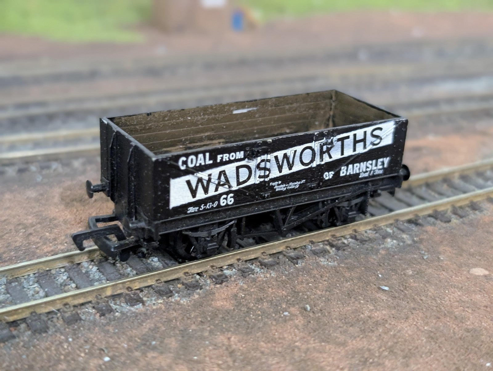 Mainline 37176 5 Plank Wagon Wadsworths 66 black OO Gauge