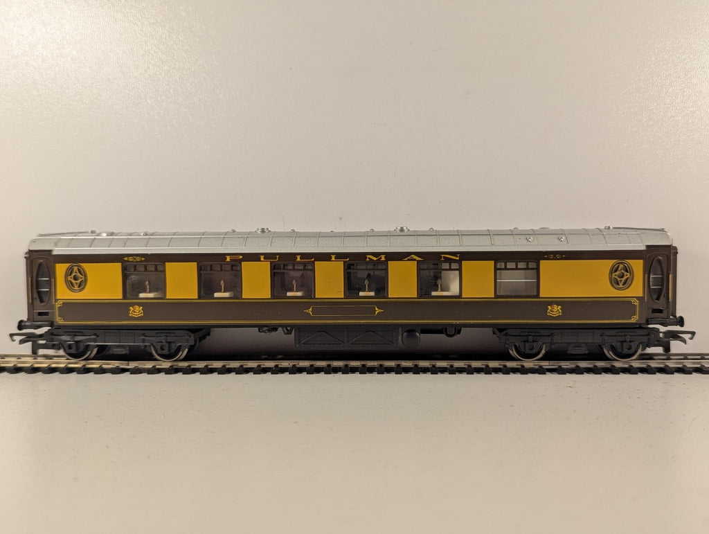 Hornby OO Gauge Pullman Parlour Car Passenger Coach Pullman Umber & Cream