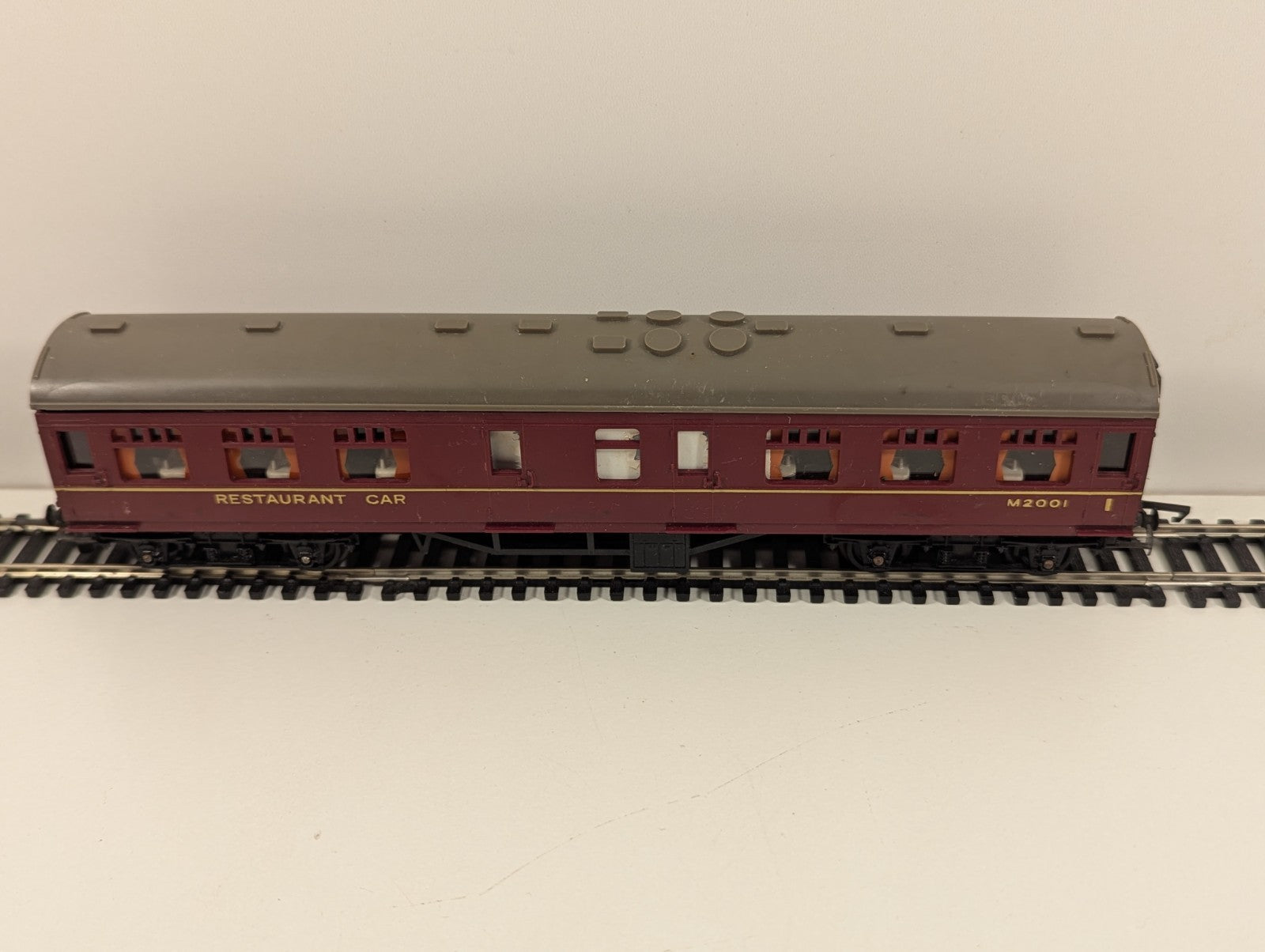 Tri-ang R229 OO Gauge BR Mk1 Restaurant Car – Maroon – M2001