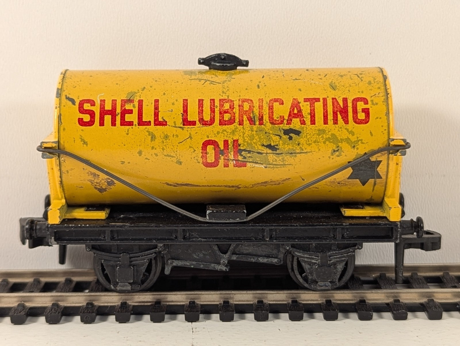 Hornby Dublo OO Gauge Shell Lubricating Oil 14T Tank Wagon (Damaged Paint)