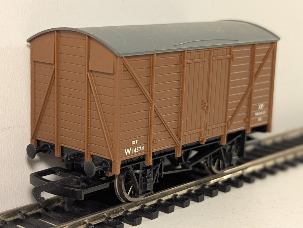 Hornby OO Gauge BR (Ex-GWR) 12 Ton Ventilated Van Wagons W14574 BR Brown
