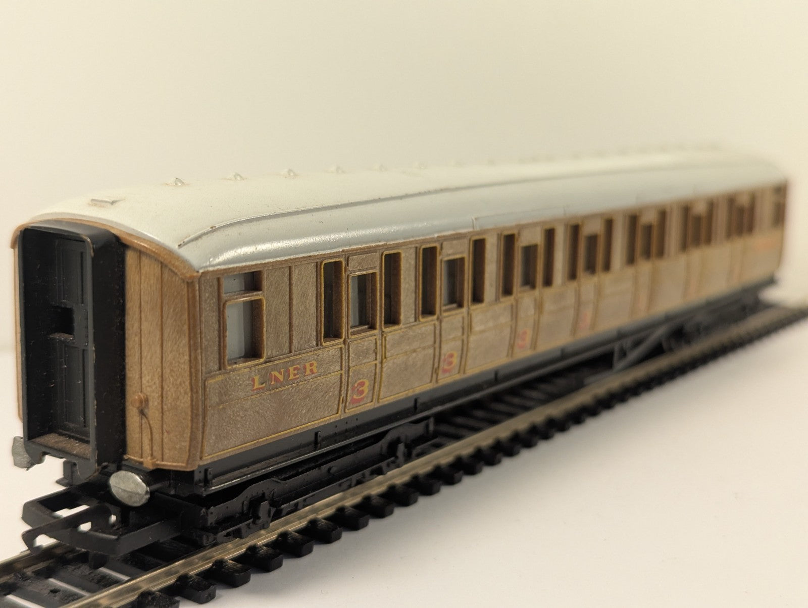 Hornby RailRoad OO Gauge LNER Teak Coach for Flying Scotsman
