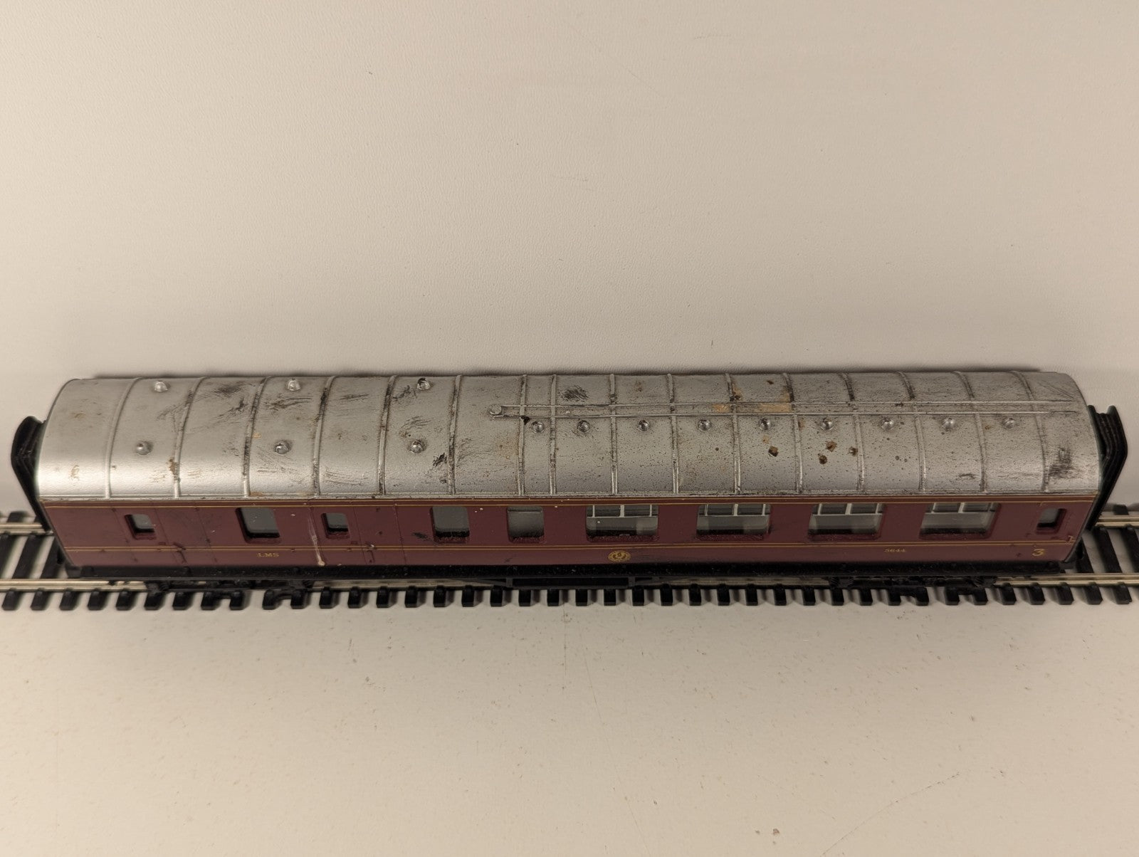 Hornby R475 OO Gauge LMS Brake 3rd Coach Crimson Lake