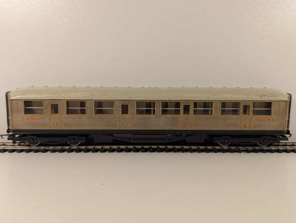 Hornby R435 LNER Gresley Composite Coach 22357 – OO Gauge