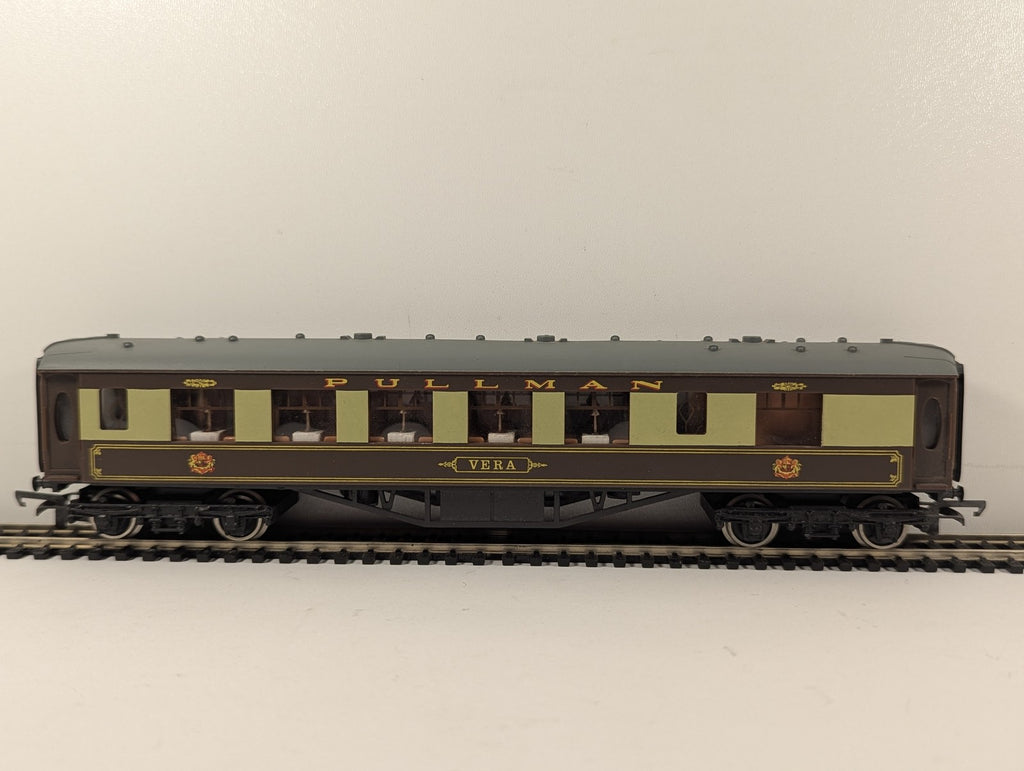 Wrenn OO Gauge Pullman 1st Class Vera Passenger Coach Pullman Umber & Cream