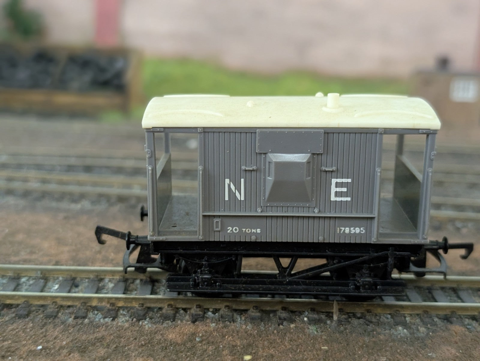 Hornby OO Gauge R16 N. E. 20T Brake Van Wagon. 178595