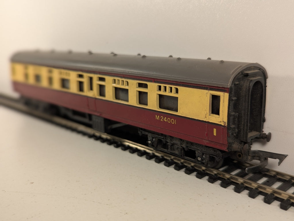 Tri-ang OO Gauge BR Mk1 Composite Coach Passenger Coach M24001