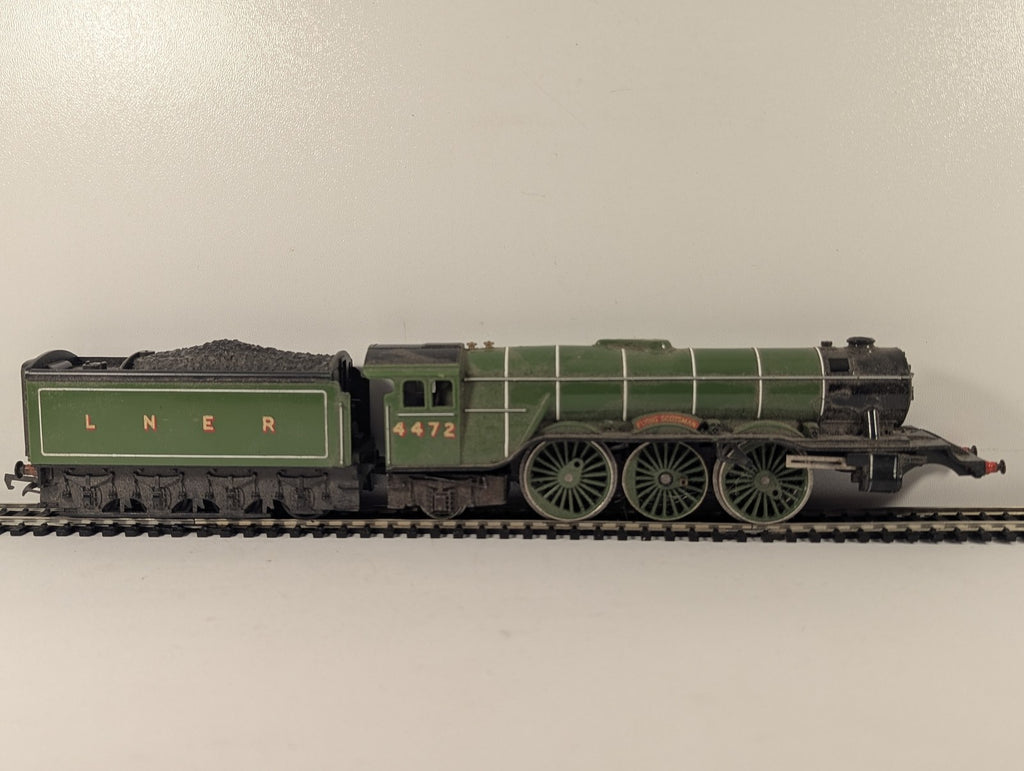 Hornby OO Gauge Flying Scotsman Steam Locomotive 4472 LNER Green Poor Runner