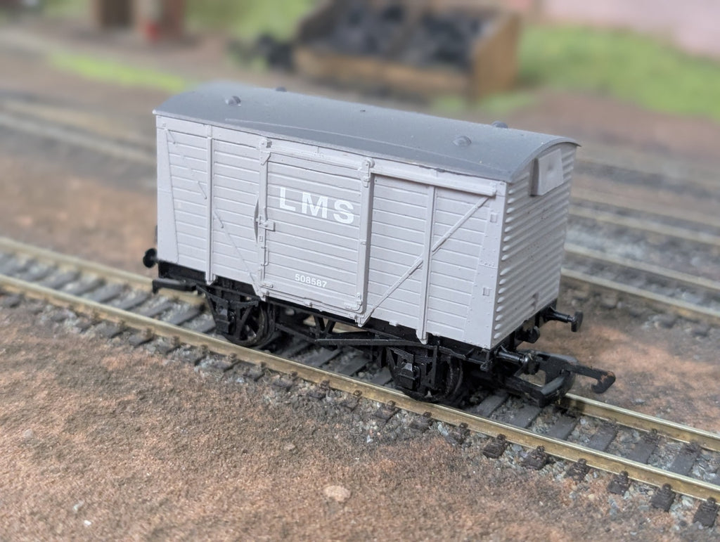 Bachmann Branchline 37-800 12 Ton planked ventilated van in LMS grey