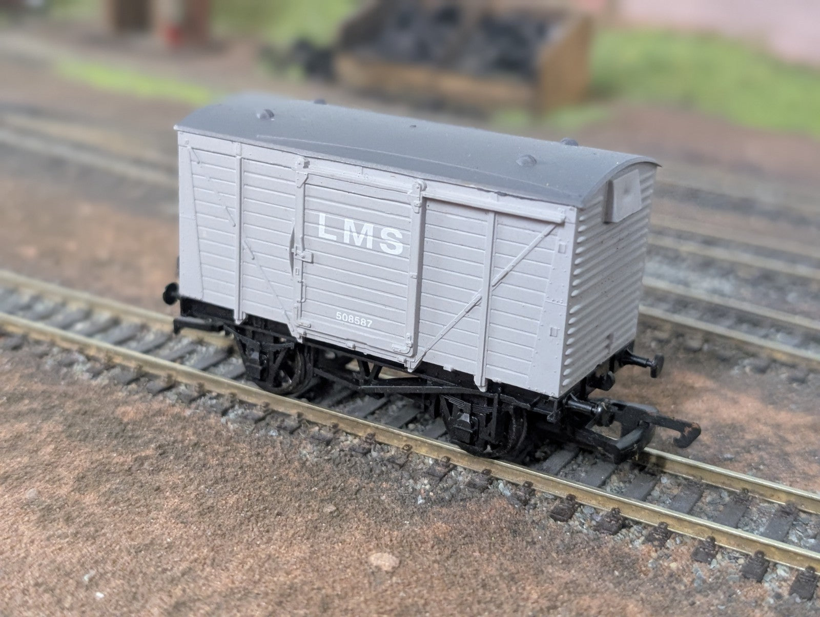 Bachmann Branchline 37-800 12 Ton planked ventilated van in LMS grey