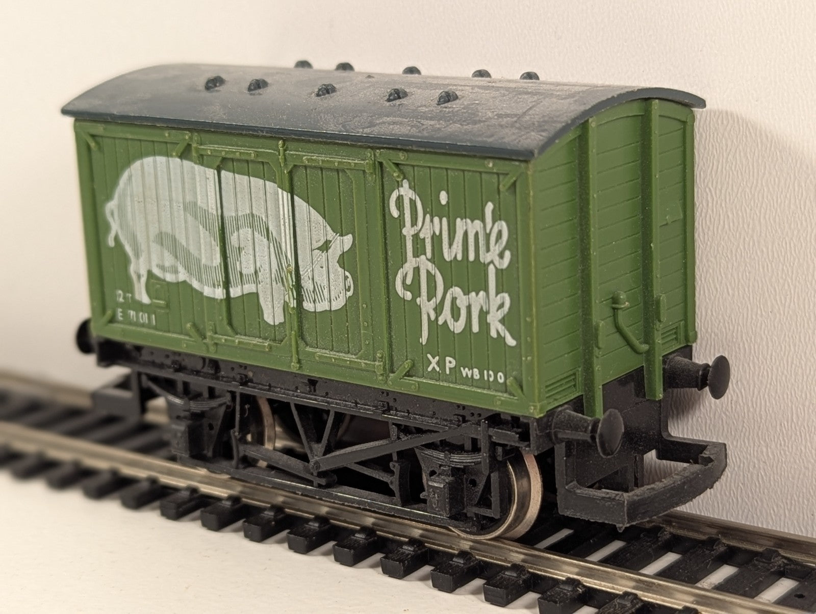 Hornby R216 ‘Prime Pork’ 4-Wheel Box Van – OO Gauge