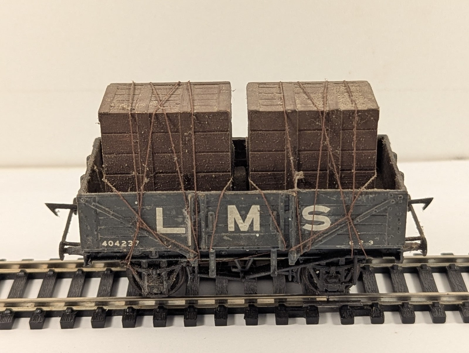 Kit Built OO Gauge LMS 5-Plank Open Wagon with Crate Load Goods Wagon