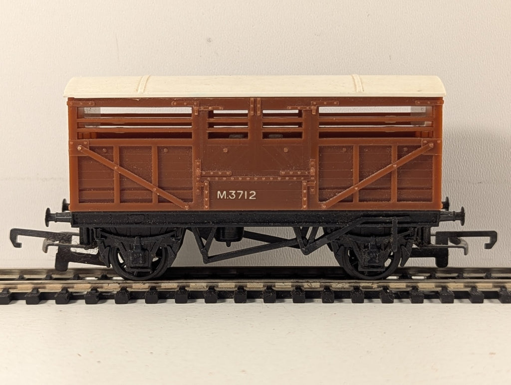 Tri-ang OO Gauge Cattle Wagon Goods Wagon M.3712 BR Brown