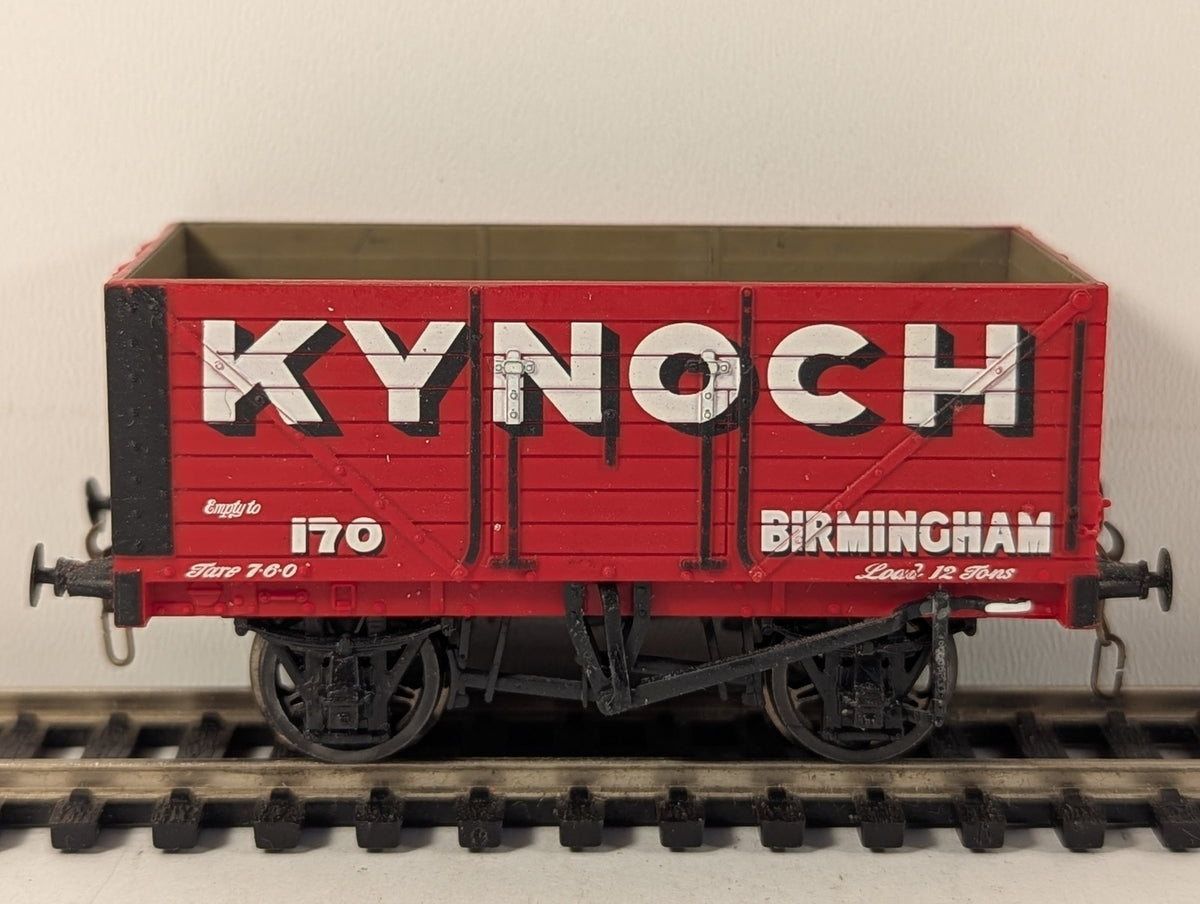 Bachmann OO Gauge 7-Plank Open Wagon 170 Kynoch Red 37-111