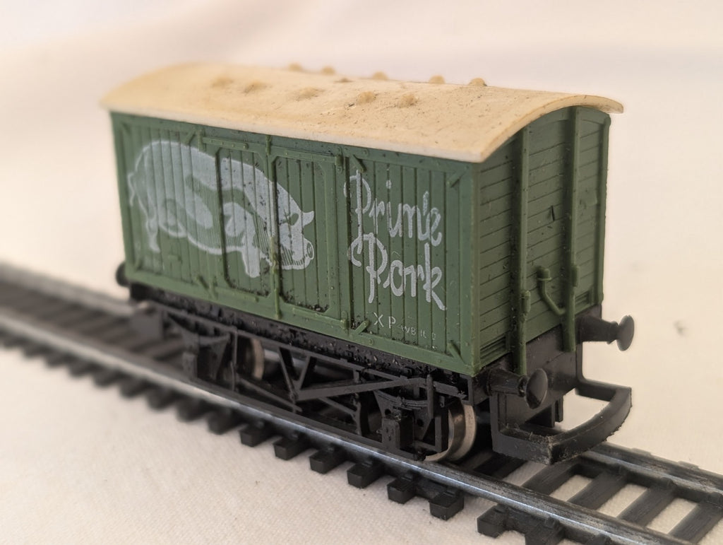 Hornby R009 OO Gauge Prime Pork Closed Wagon