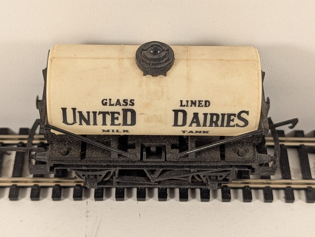 Hornby OO Gauge United Dairies Milk Tank Wagon