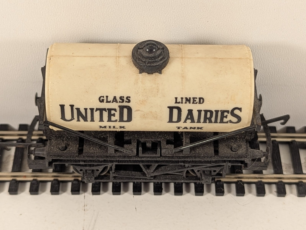 Hornby OO Gauge United Dairies Milk Tank Wagon