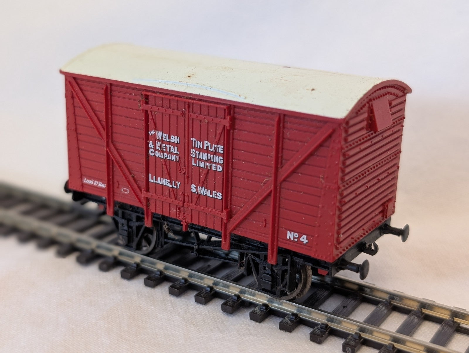 Hornby OO Gauge The Welsh & Metal Company Ventilated Van Goods Wagon