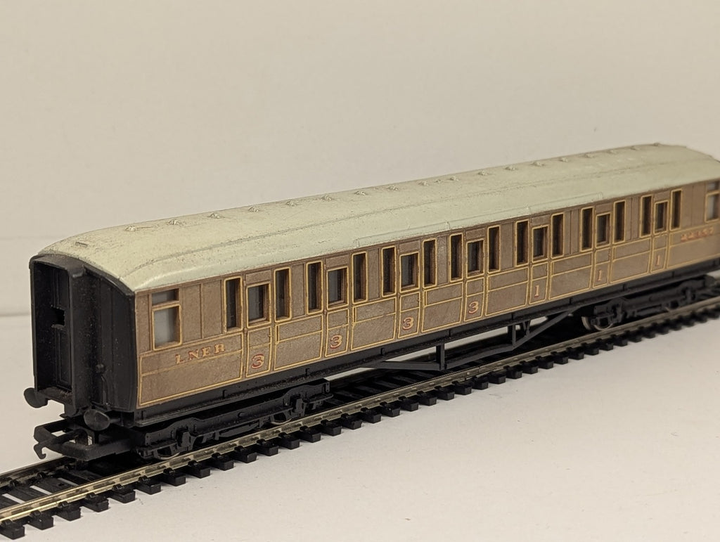Hornby OO Gauge LNER Gresley Composite Coach Passenger Coach 22357 LNER Teak