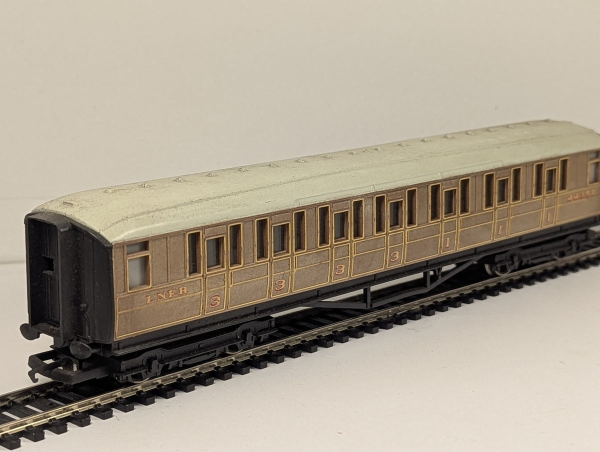 Hornby OO Gauge LNER Gresley Composite Coach Passenger Coach 22357 LNER Teak