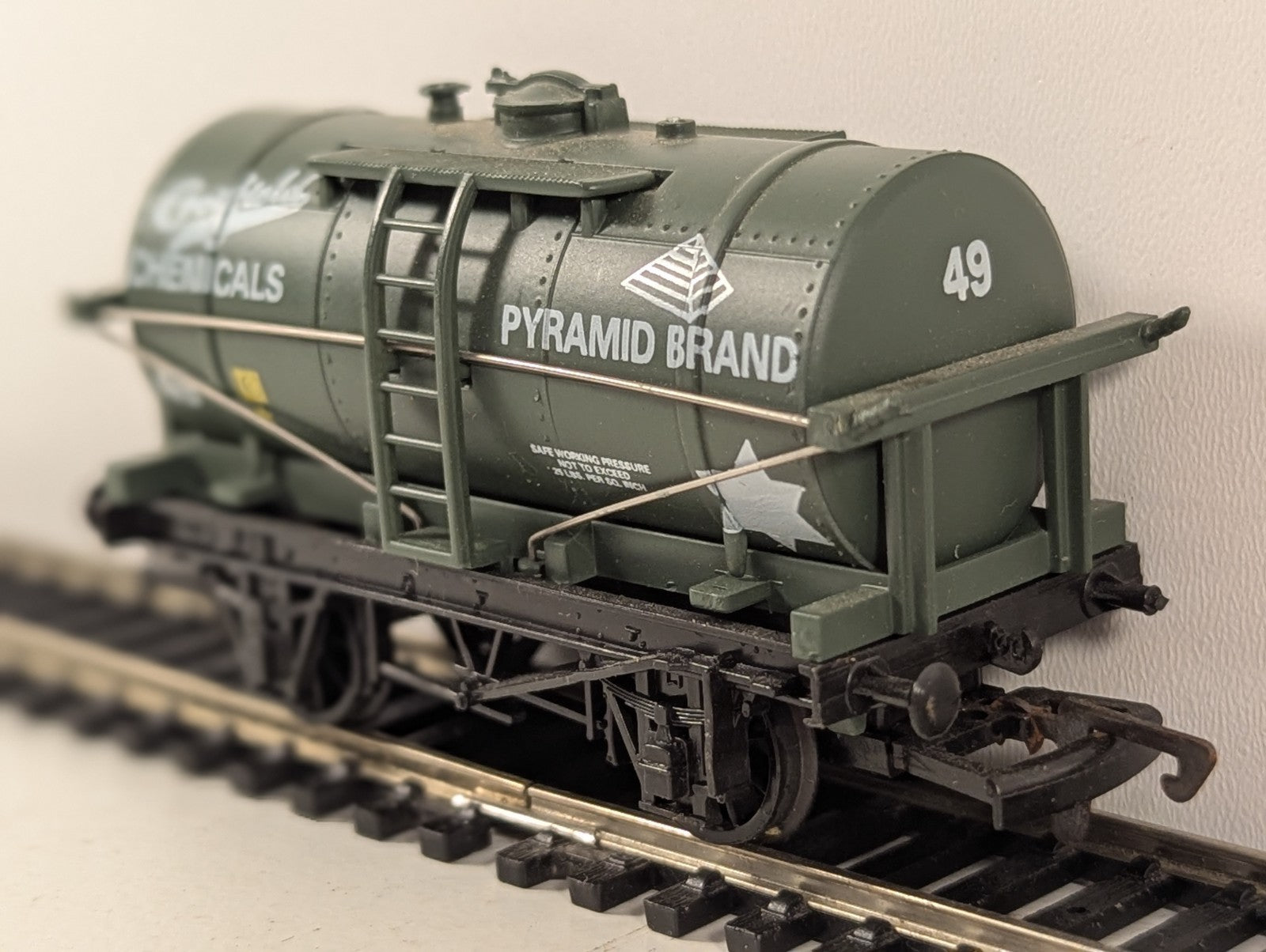 Dapol B133 OO Gauge 12 Ton Crosfield Chemical Tank Wagon - Boxed