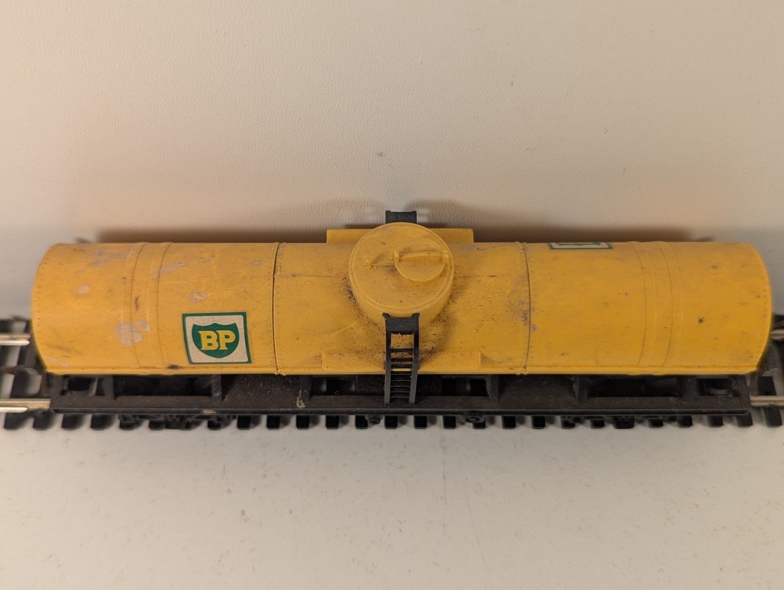 Tri-ang R117 BP Tank Wagon OO Gauge