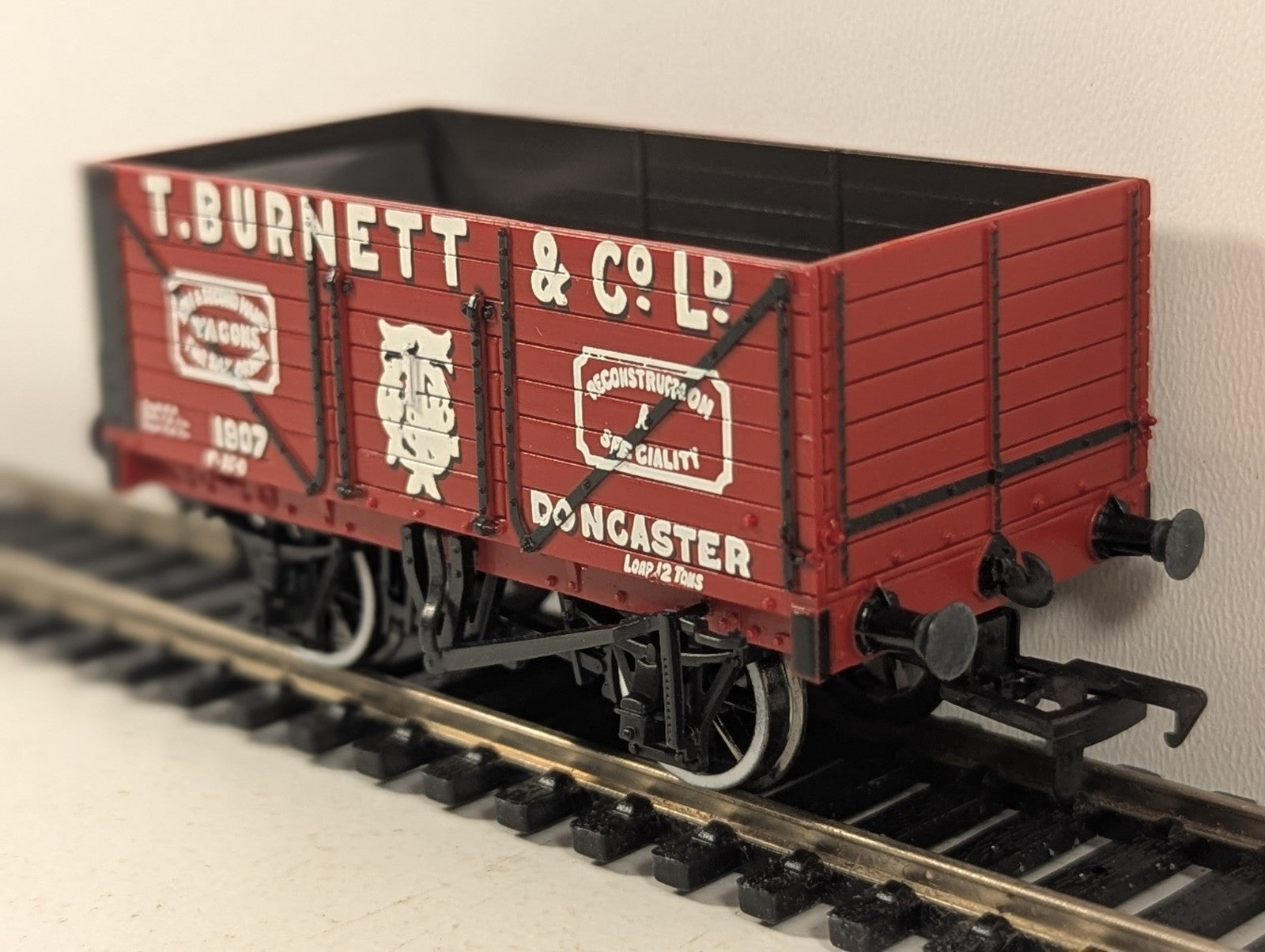 Bachmann 37-125K 8 Plank Wagon 'T. Burnett & Co.'