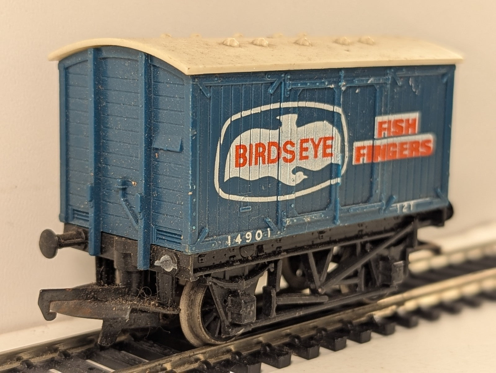 Hornby OO Gauge Birds Eye Fish Fingers Van Box Van 14901 Birds Eye