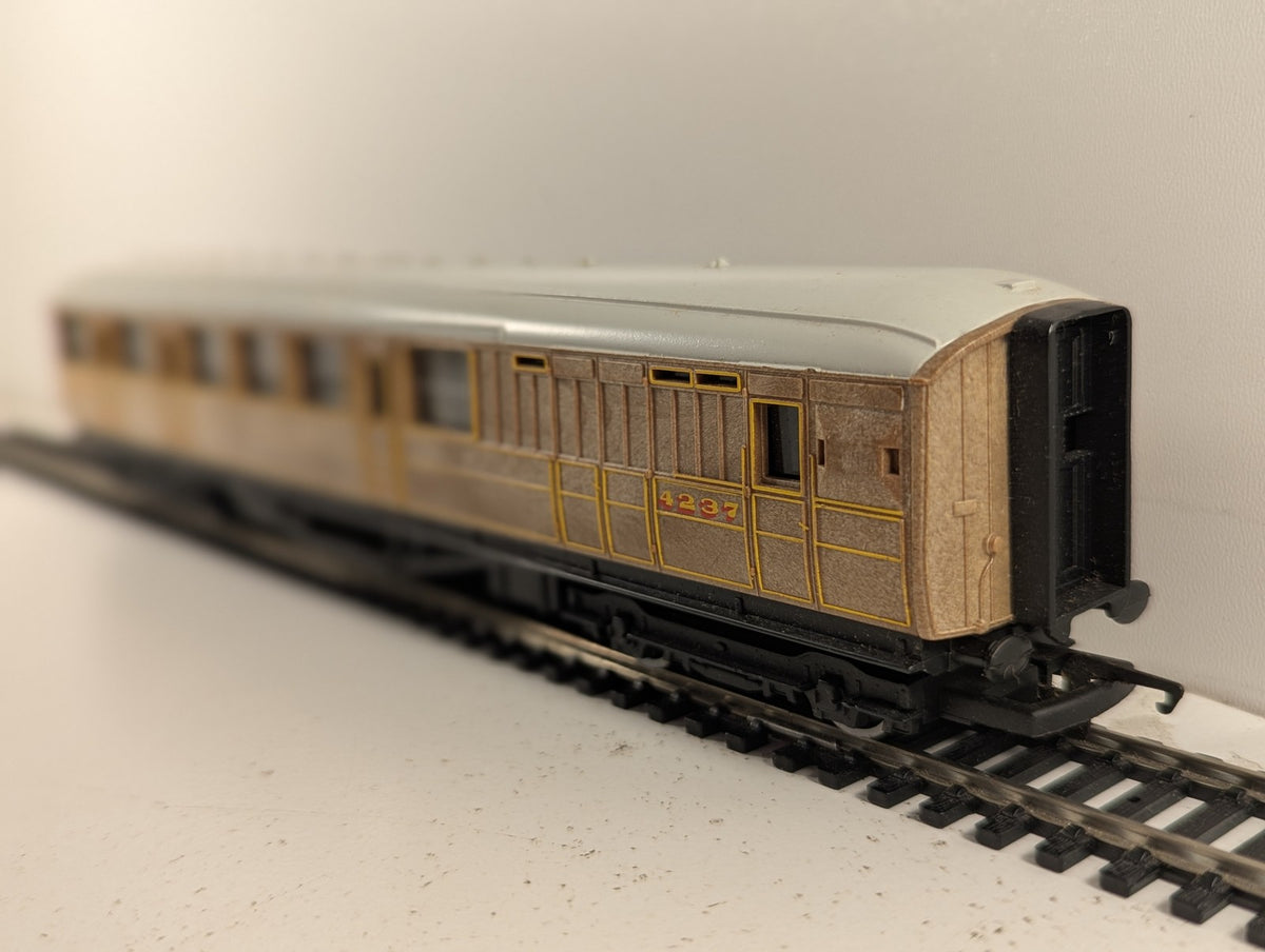 Hornby OO Gauge LNER Gresley Brake Coach Passenger Coach 4237 LNER Teak R477