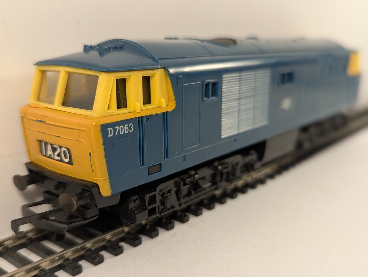 Tri-ang Hornby OO Gauge Class 35 Hymek Locomotive D7063 BR Blue